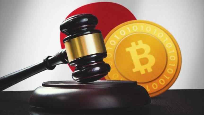 Black and gold judge gavel next to Bitcoin gold logo